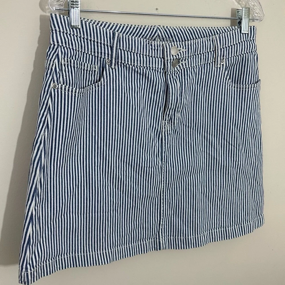 Maurice’s sz 12 skirt that measures 17” long  Described as a railroad stripe
